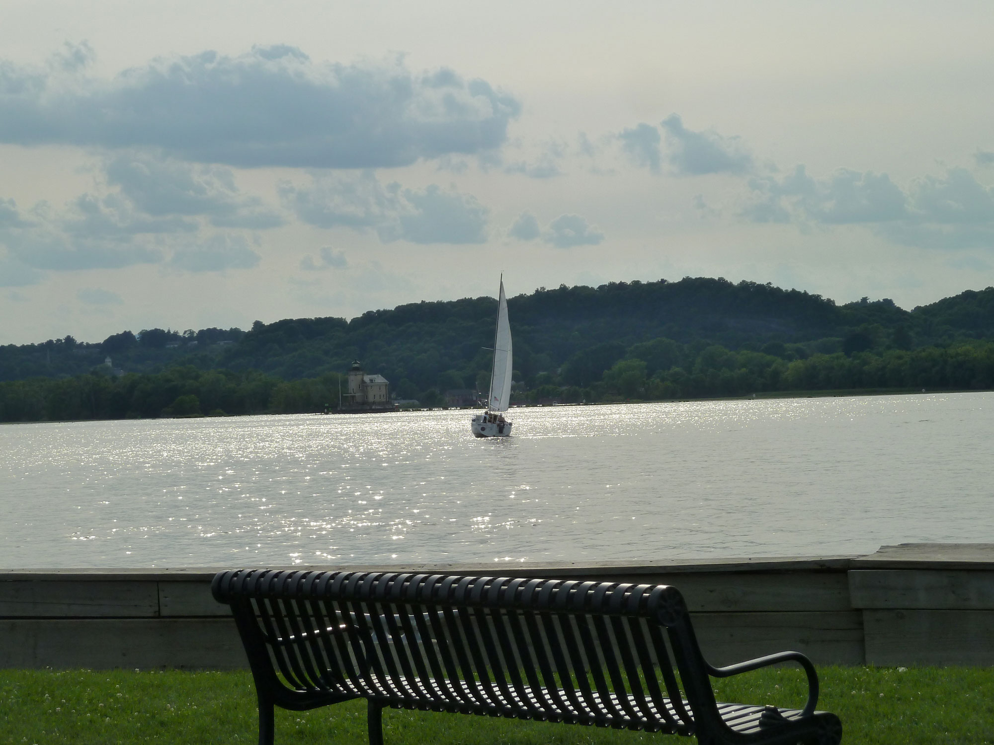 A boat crossing the Hudson River near Rhinebeck